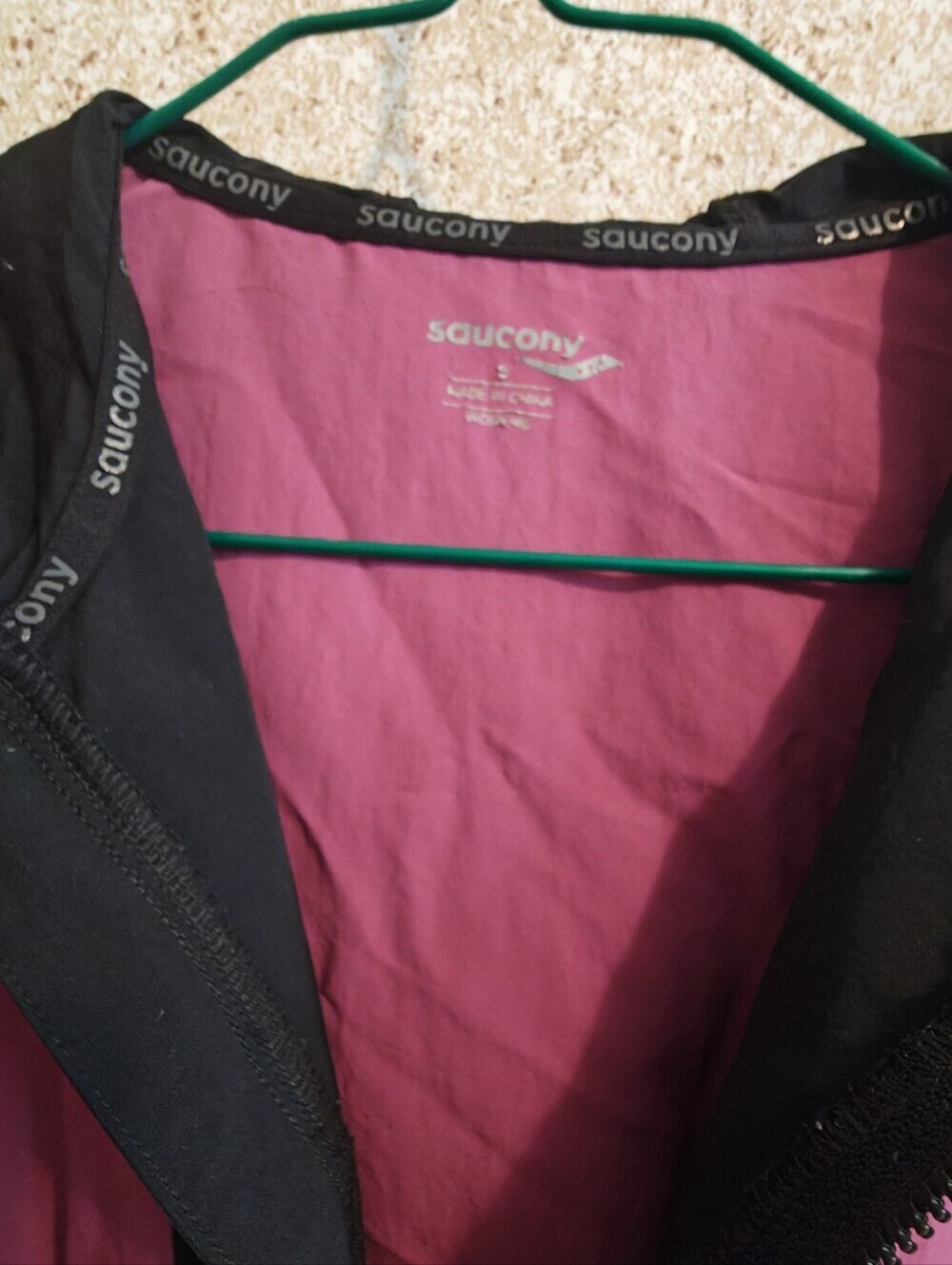 Saucony Packable Anorak Jacket Colorblock Black and Magenta Women S - Picture 4 of 4